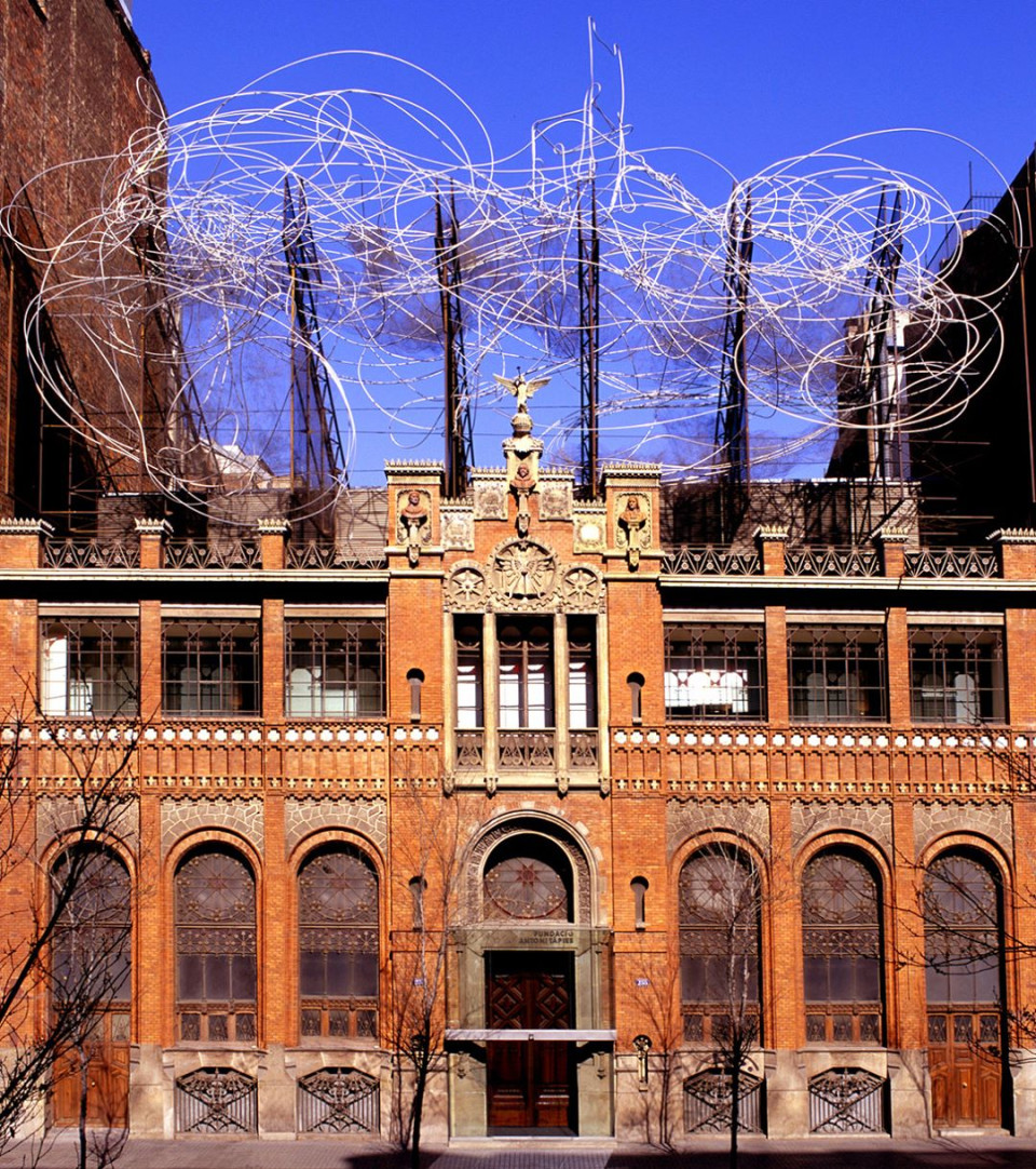 Picture of the Fundació Tàpies. Modernist building with wire sculpture above it.
