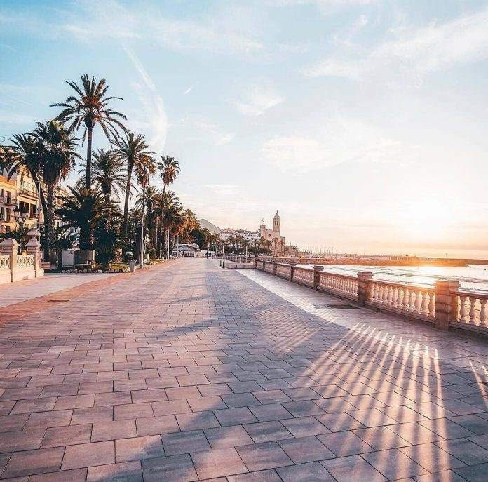The Sitges boardwalk, photo via @goodthompson.