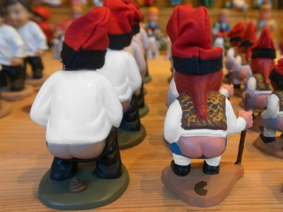 Caganers pooping.