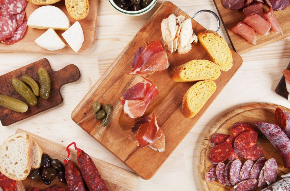 Entremeses with cheese and meats.