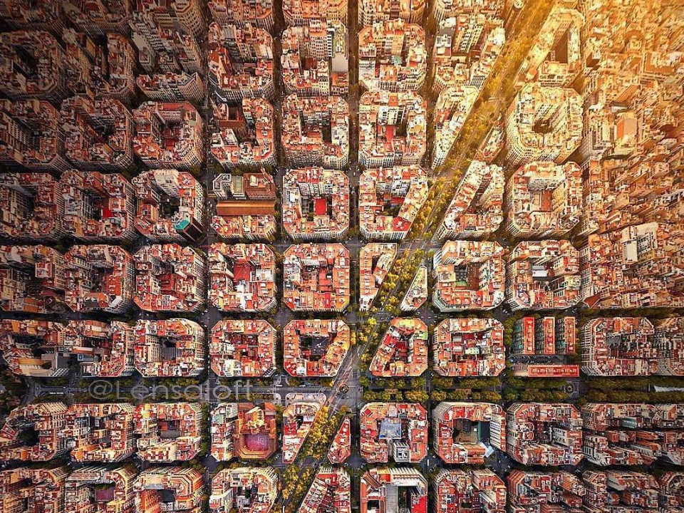 A bird's eye view of l'Eixample, photo via @lensaloft.