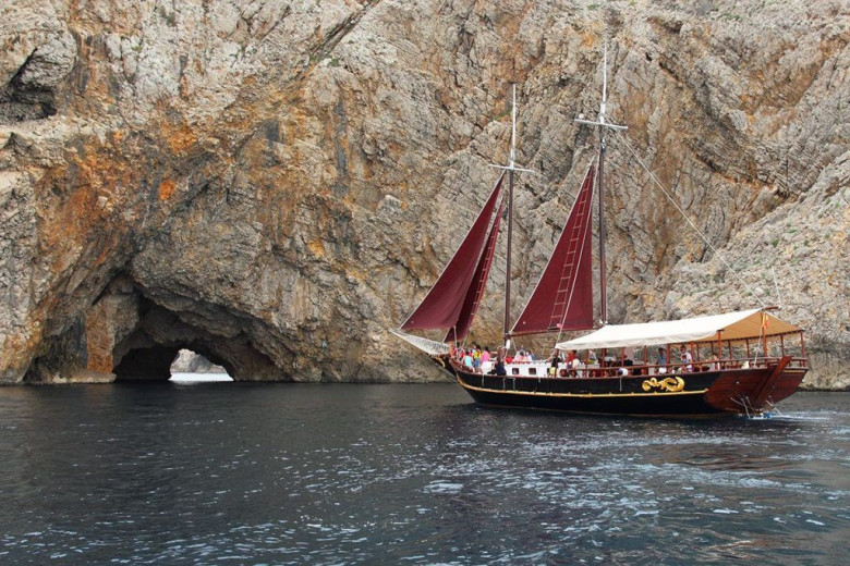 埃斯塔蒂特岛和米底群岛 + 海盗船